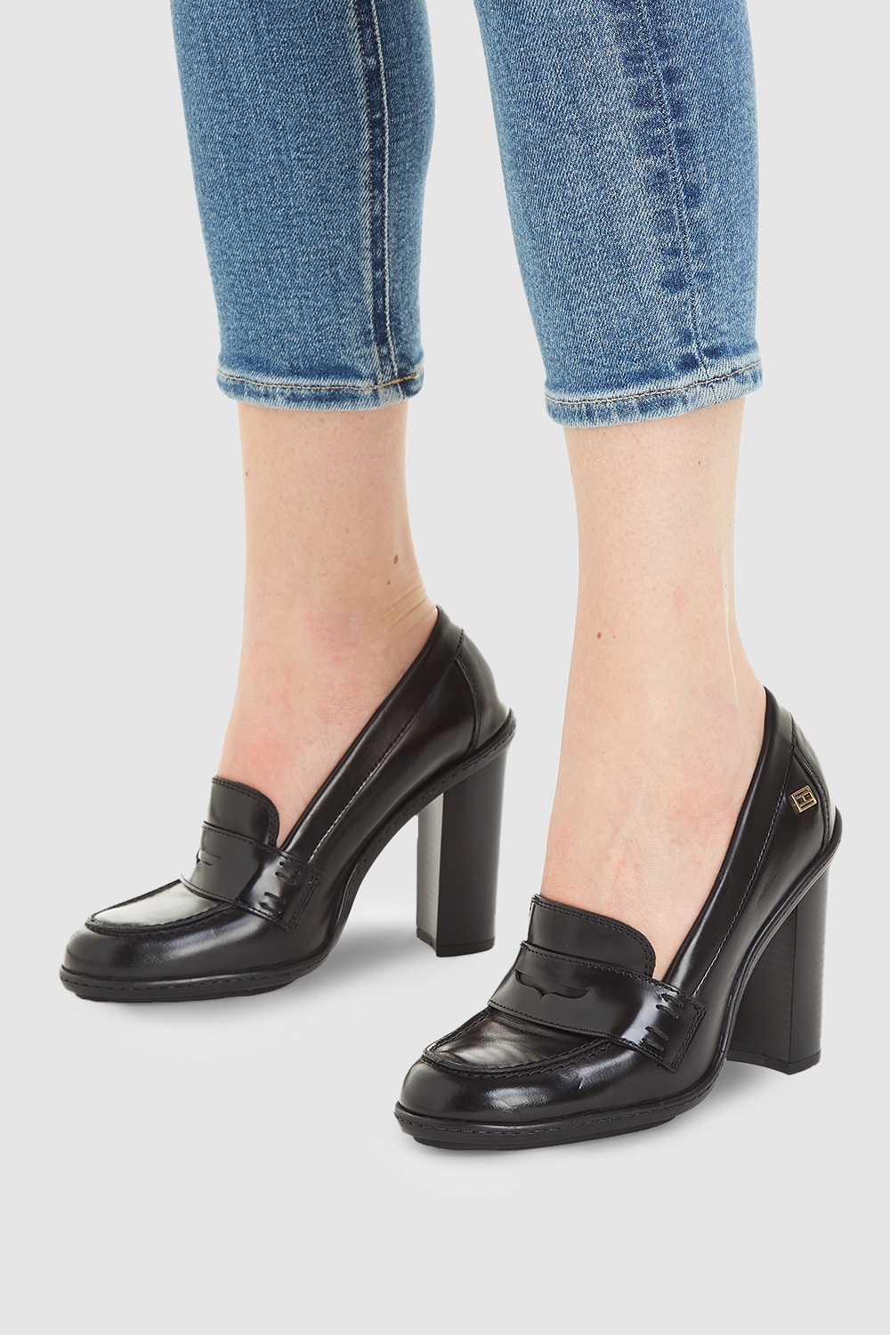 תמונת כל הלוק של נעלי מוקסינים עם עקב